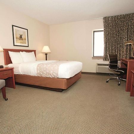 La Quinta Inn By Wyndham Milwaukee West Brookfield Esterno foto