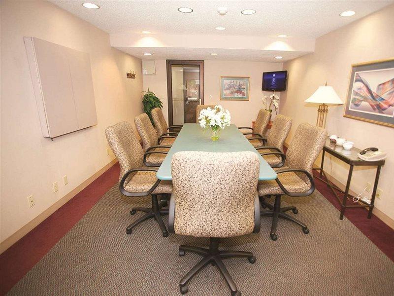 La Quinta Inn By Wyndham Milwaukee West Brookfield Esterno foto