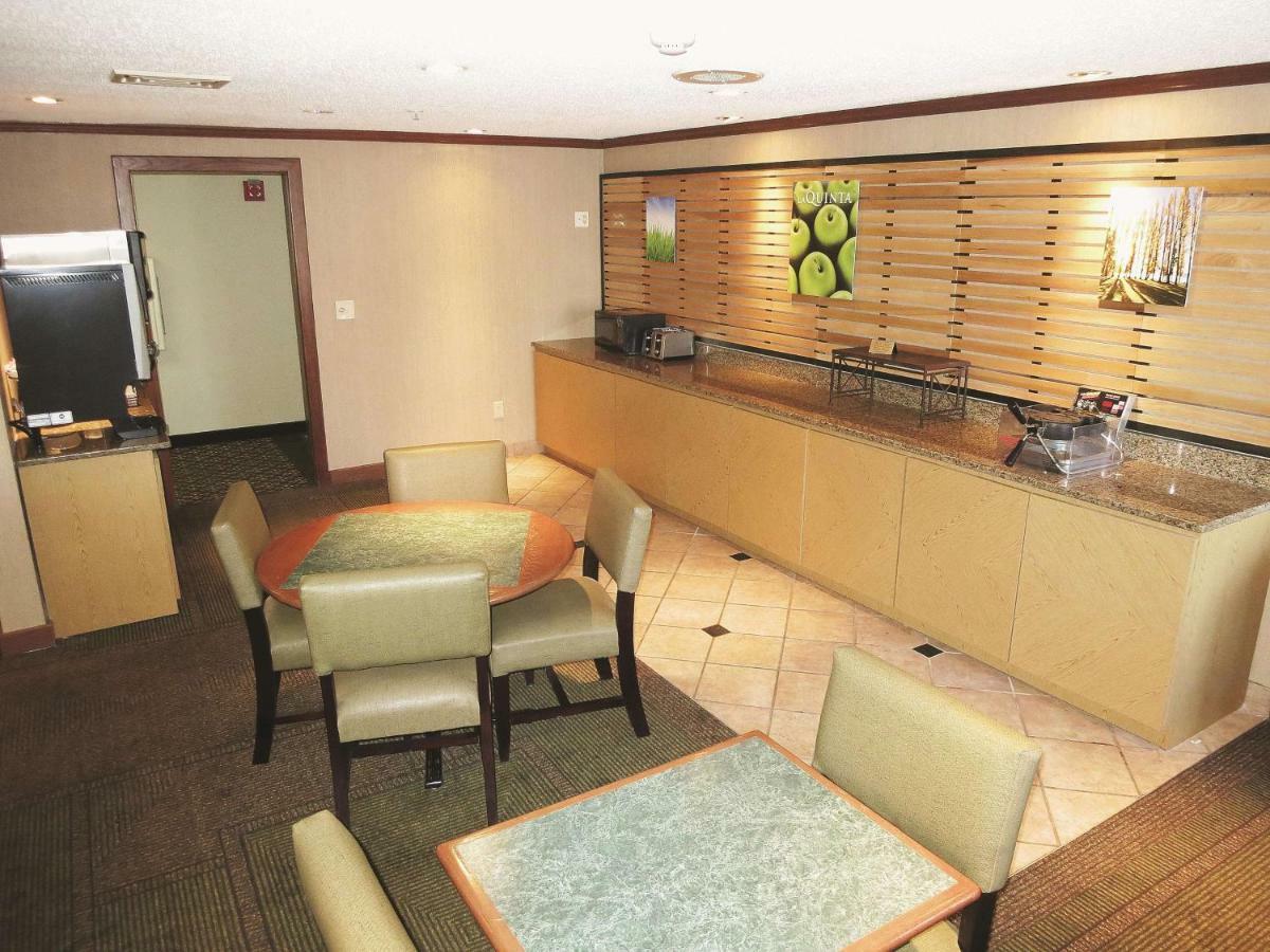 La Quinta Inn By Wyndham Milwaukee West Brookfield Esterno foto