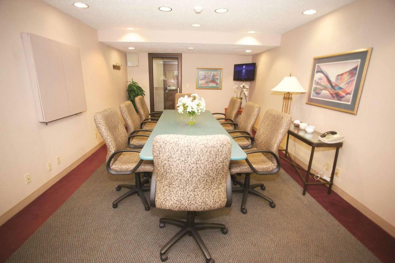 La Quinta Inn By Wyndham Milwaukee West Brookfield Esterno foto