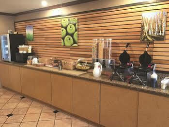 La Quinta Inn By Wyndham Milwaukee West Brookfield Esterno foto