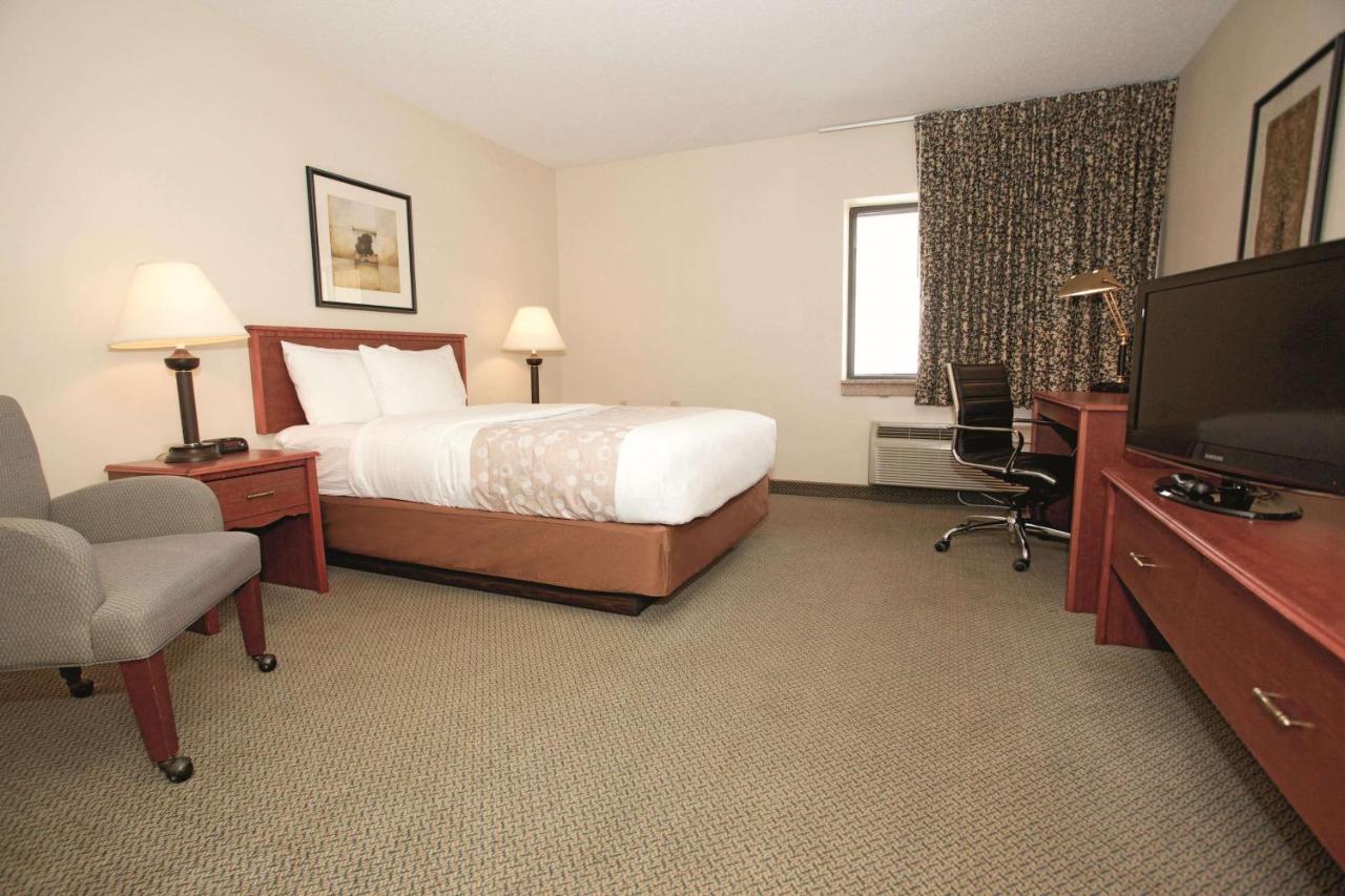 La Quinta Inn By Wyndham Milwaukee West Brookfield Esterno foto